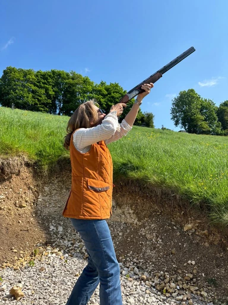 Battue simulée — tir au plateau, fusil et ciel bleu au Domaine de La Planquette