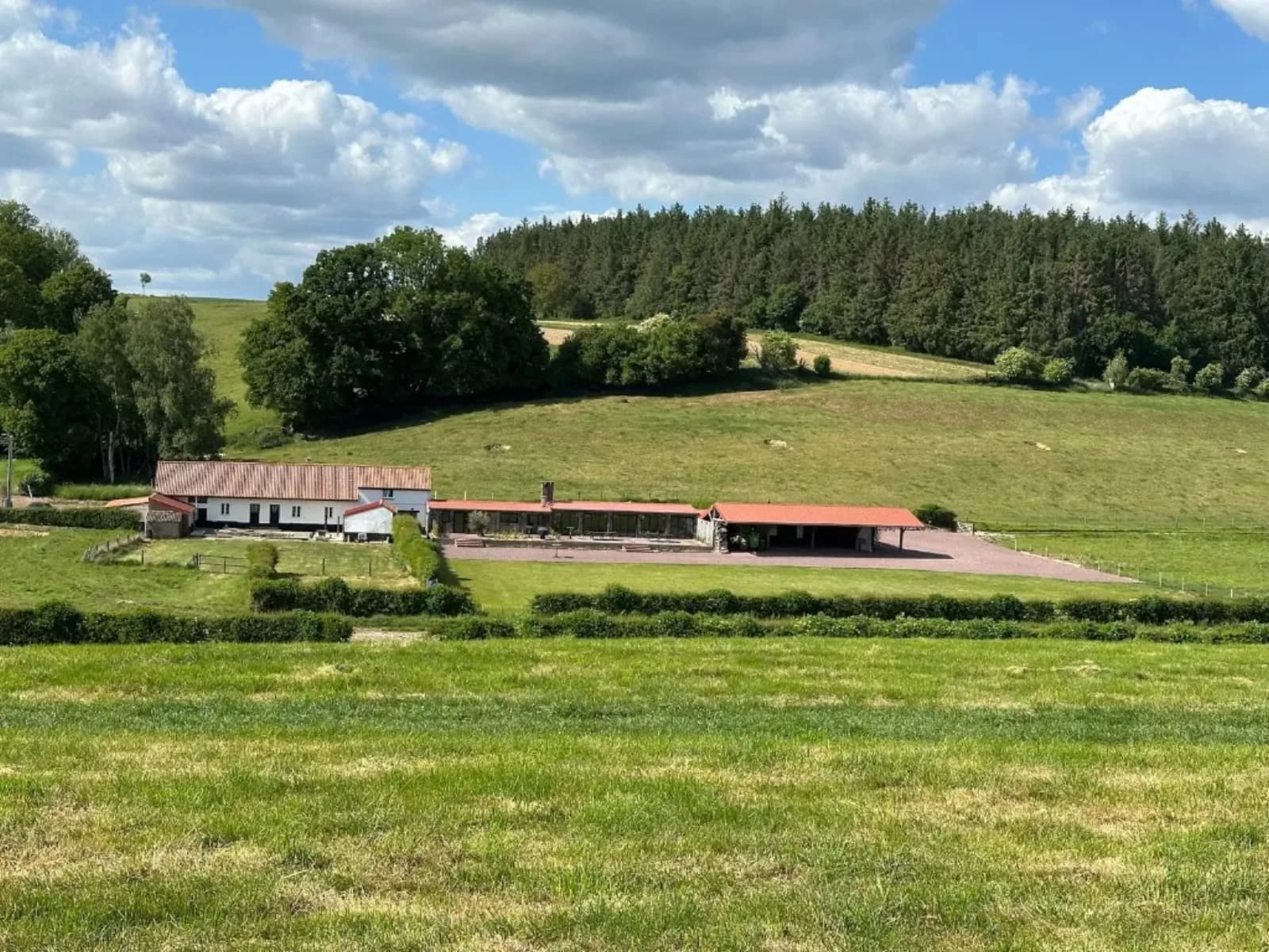 Domaine de La Planquette — vue panoramique sur les bâtiments et la plaine