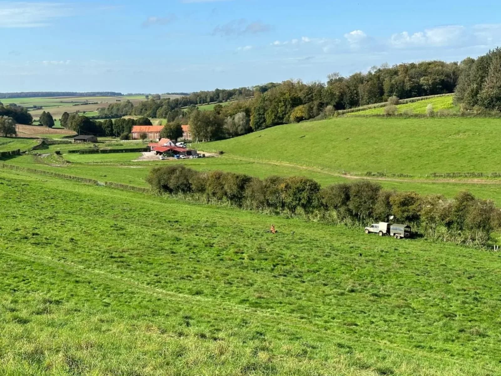 Domaine de La Planquette — vue sur les 600 hectares, prairie et bâtiments à toits rouges