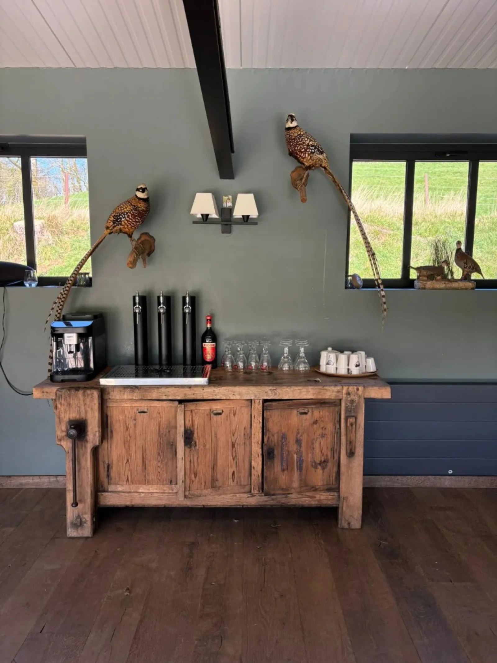 Le Relais — buffet ancien avec tireuses et faisans naturalisés