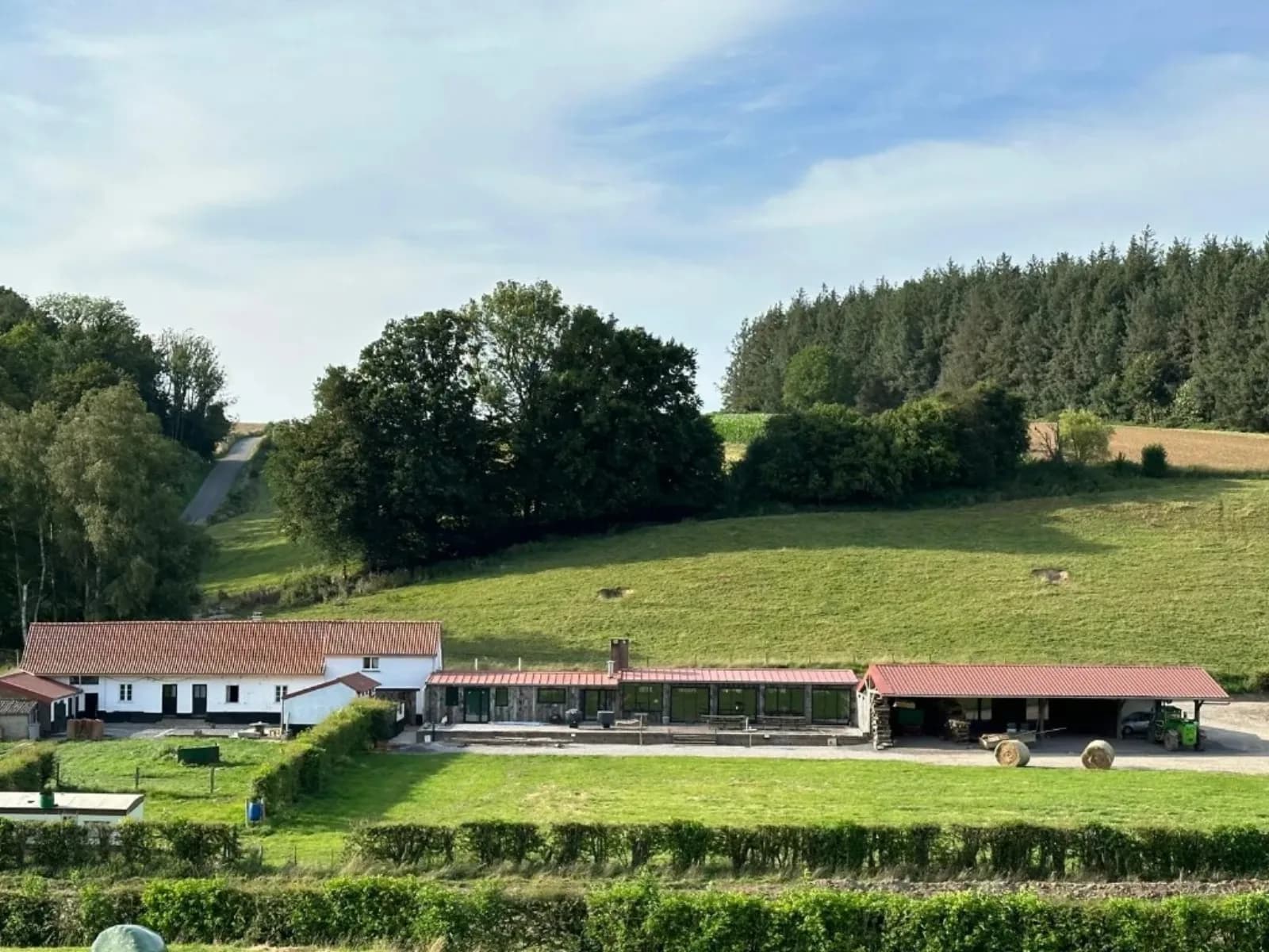 Domaine de La Planquette — bâtiments, prairie et forêt, lieu pour célébrer sur plusieurs jours