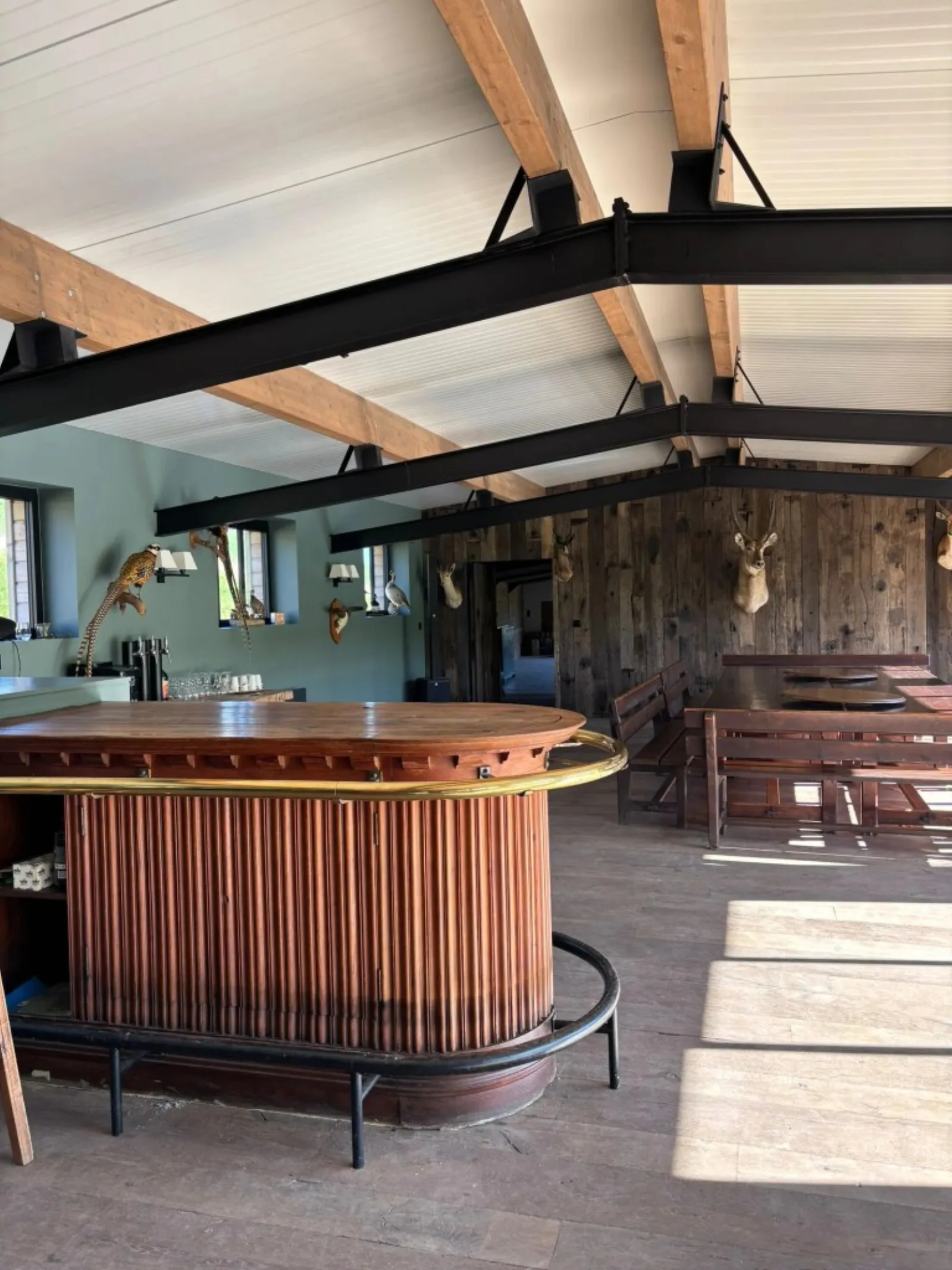 Le Relais — bar en bois massif et trophées de chasse