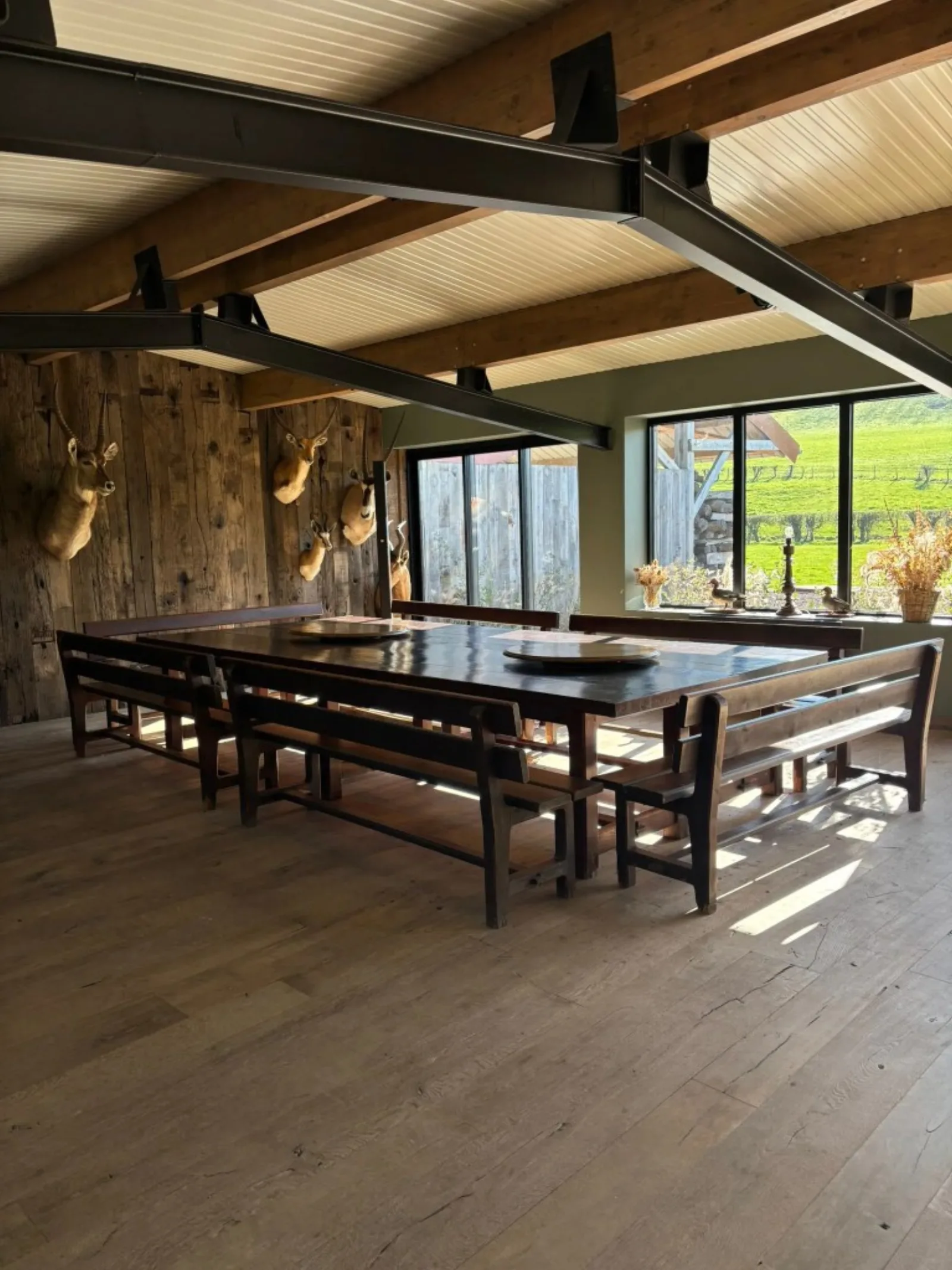 Le Relais — grande table conviviale, lumière naturelle sur la campagne